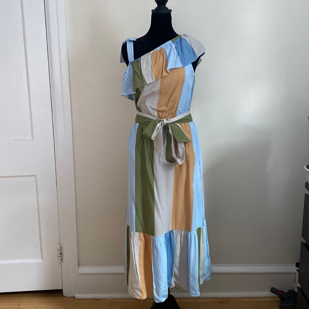 Super Cute Spring dress. Sleeveless and comes w belt! All the colors of spring!